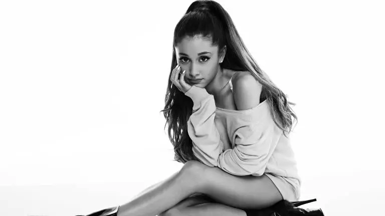 Ariana Grande theme for Windows 10 Slideshow image 5