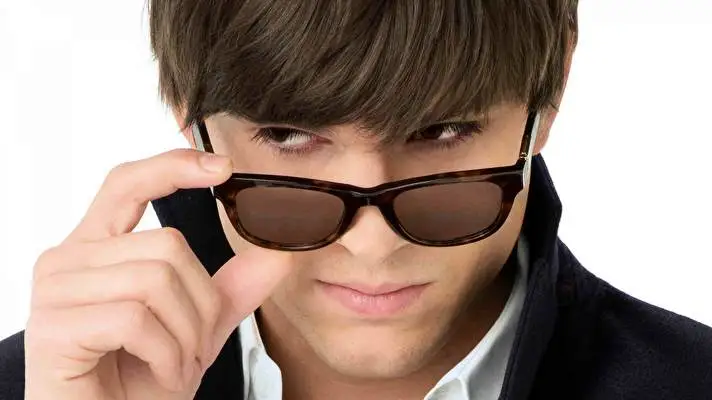 Ashton Kutcher1 motiv pro Windows 10 Obrázek prezentace 3