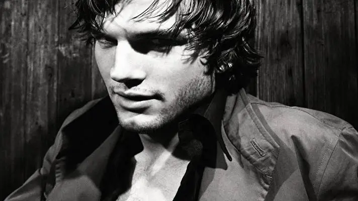 Ashton Kutcher1 motiv pro Windows 10 Obrázek prezentace 4