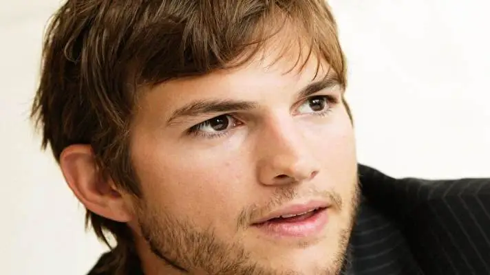 Ashton Kutcher1 motiv pro Windows 10 Obrázek prezentace 5