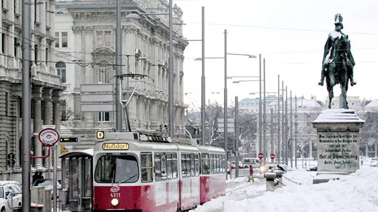 Beautiful Vienna theme for Windows 10 Slideshow image 2