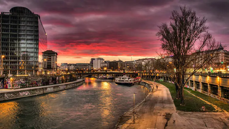 Beautiful Vienna theme for Windows 10 Slideshow image 4