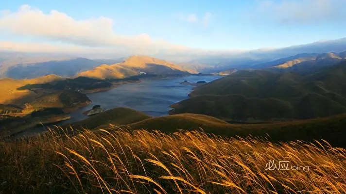 Bing theme for Windows 10 Slideshow image 1