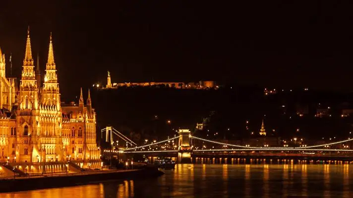 Budapest theme for Windows 10 Slideshow image 5