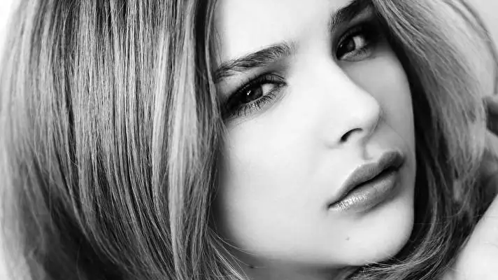 Chloe Moretz motiv pro Windows 10 Obrázek prezentace 1