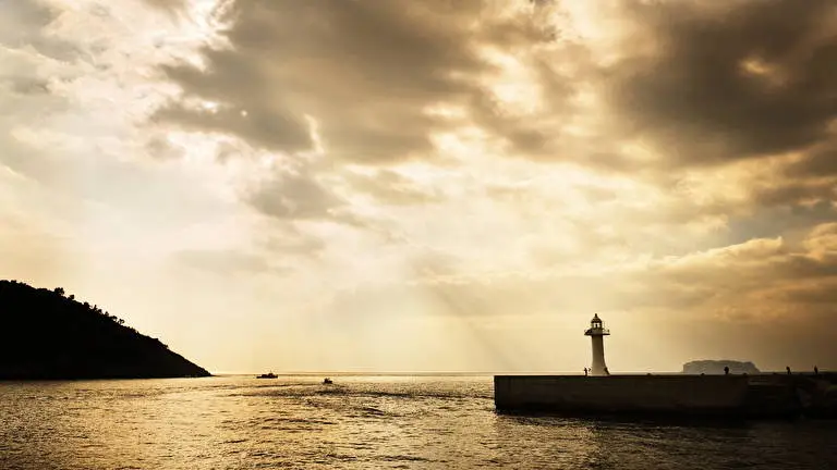 Lighthouse theme for Windows 10 Slideshow image 1