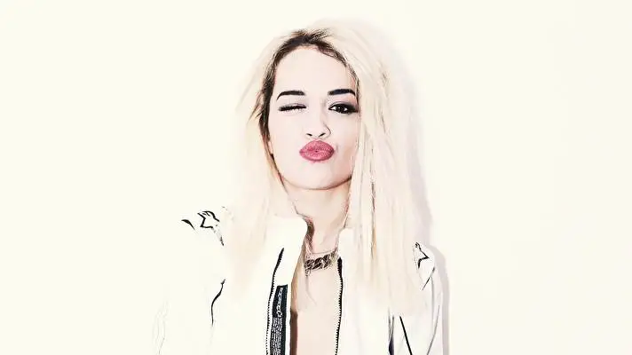 Rita Ora temă pentru Windows 10 Imagine diapozitiv 2