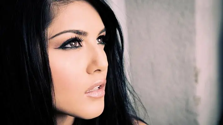 Sunny Leone theme for Windows 10 Slideshow image 2