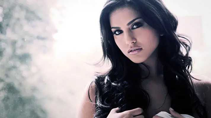 Sunny Leone theme for Windows 10 Slideshow image 3