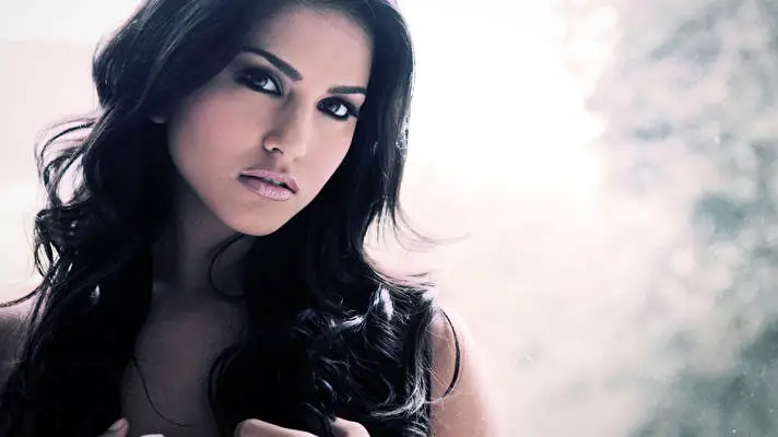 Sunny Leone theme for Windows 10 Slideshow image 5