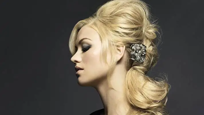 Yvonne Strahovski1 theme for Windows 10 Slideshow image 1