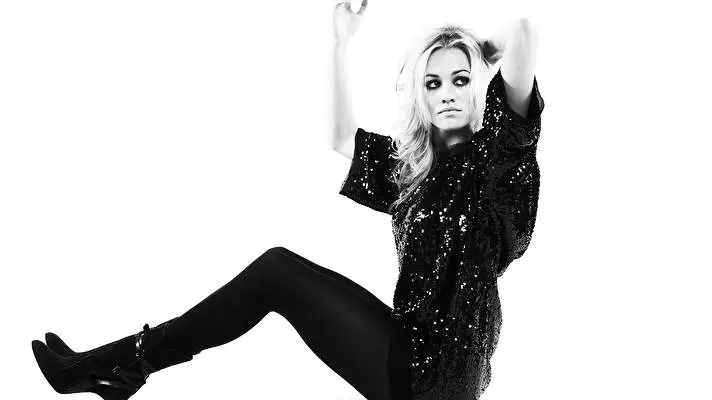 Yvonne Strahovski1 theme for Windows 10 Slideshow image 3